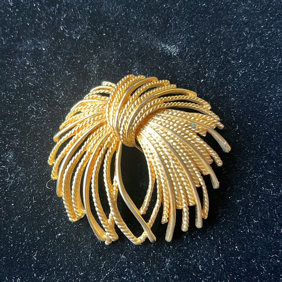 Elegant Gold Brooch - Picture 13 of 17